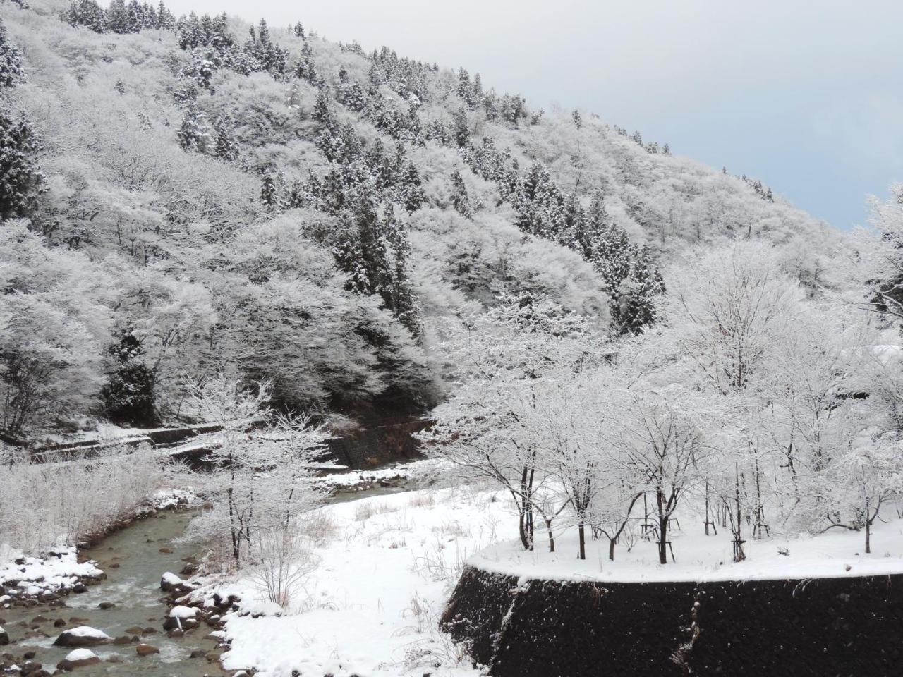 土湯温泉 やすらぎの宿 向瀧旅館 Fukushima  Exterior foto